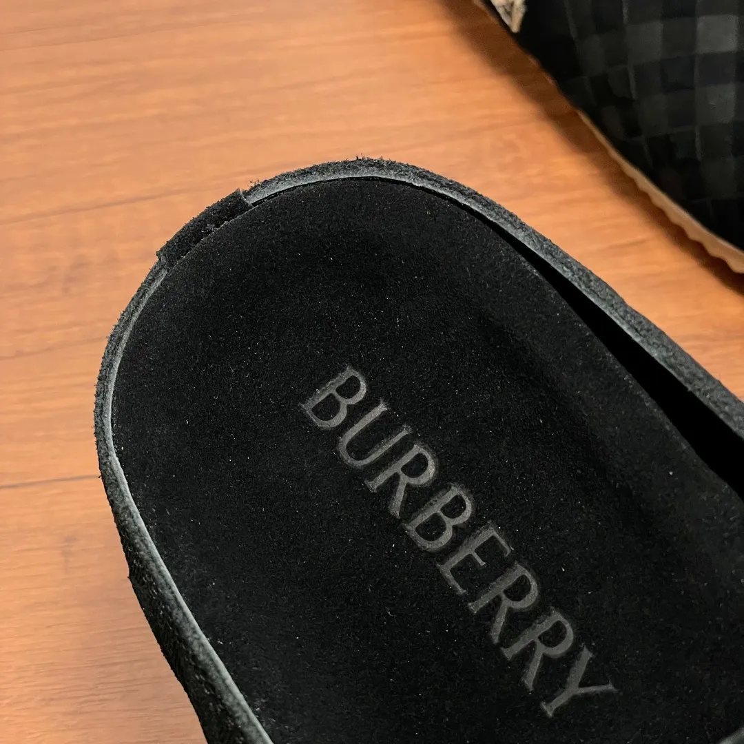 P380 Burberry's new men's checkered leather Urchin half-flop. This half-flop sandal is made of soft suede cowhide with signature embossing on the upper. It is fully lined with cowhide and has an adjustable B-shaped buckle strap. It is decorated with the signature sand-colored Burberry check pattern of jacquard worsted. The upper wraps around the midsole and is paired with a sole made of the same upper material with an embossed logo on the heel and a wavy rubber outsole embellished with the Burberry lettering. Fashionable and casual! Comes with full set of original packaging dust bag! Code number: 39-40-41-42-43-44 standard code (38/45 can be customized and returns and exchanges are not supported) No. 012